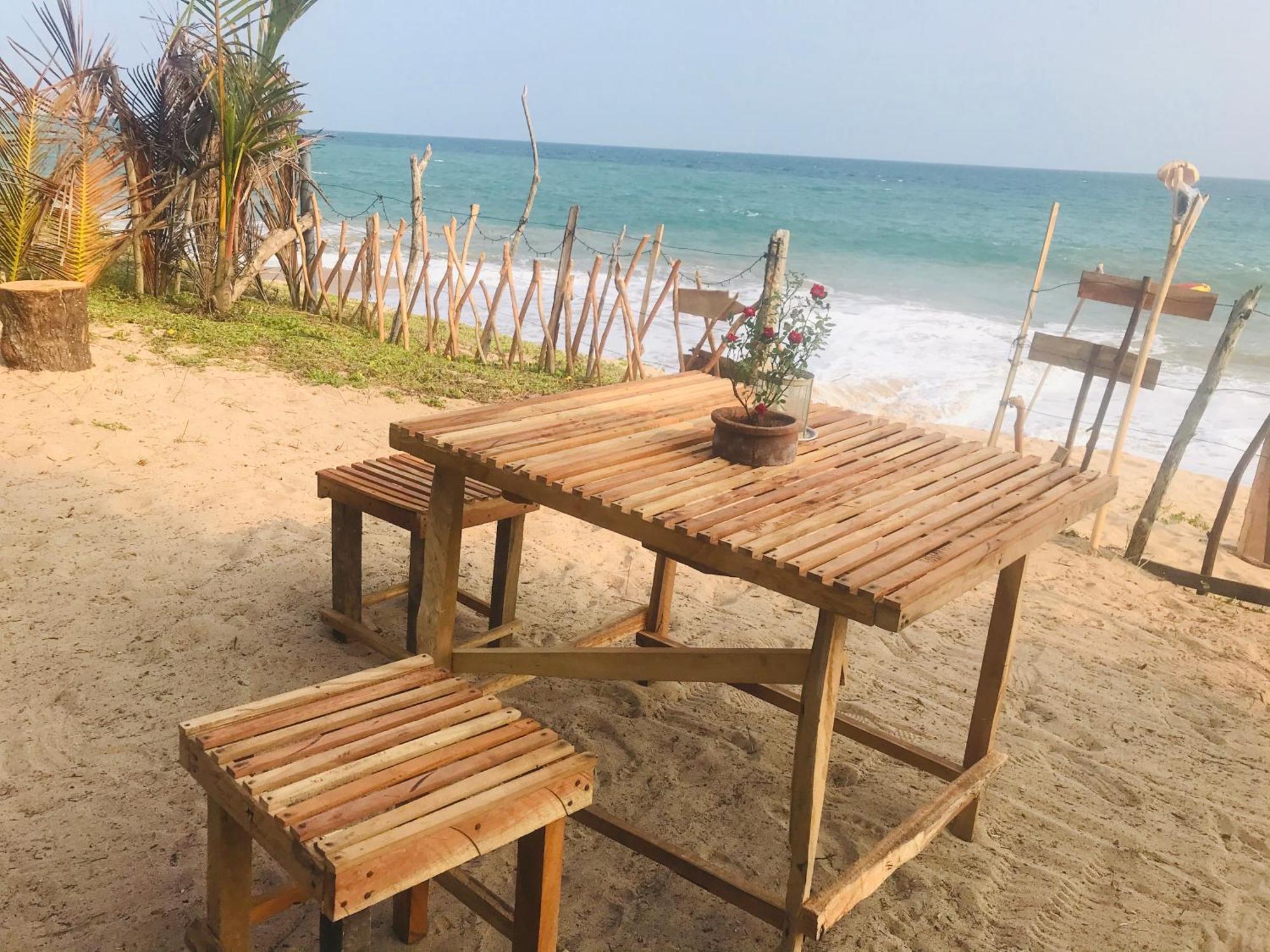 Waves Ranna Cabana And Seafood Exterior foto