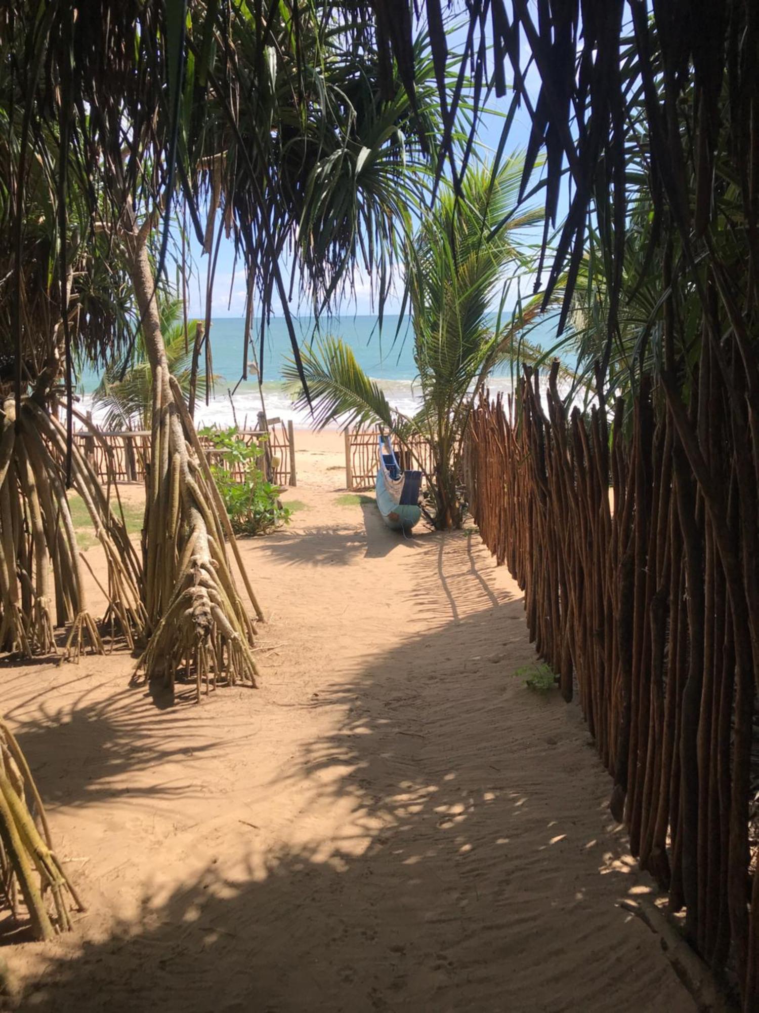 Waves Ranna Cabana And Seafood Exterior foto