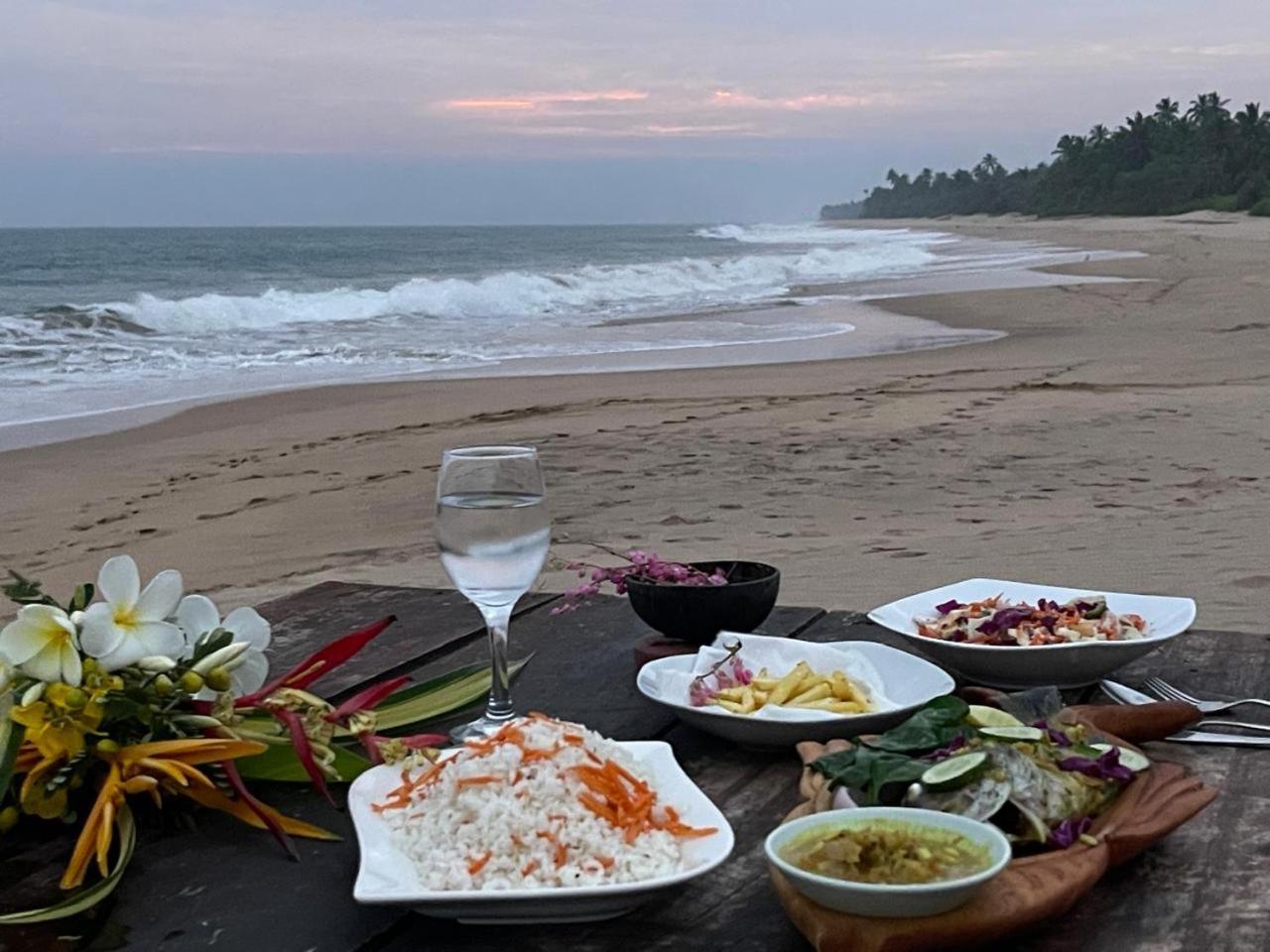 Waves Ranna Cabana And Seafood Exterior foto
